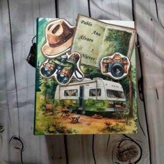 Taller on-line mini álbum con la colección VACACIONES EN LA MONTAÑA y fondos BOSQUE con mucha capacidad de fotos.